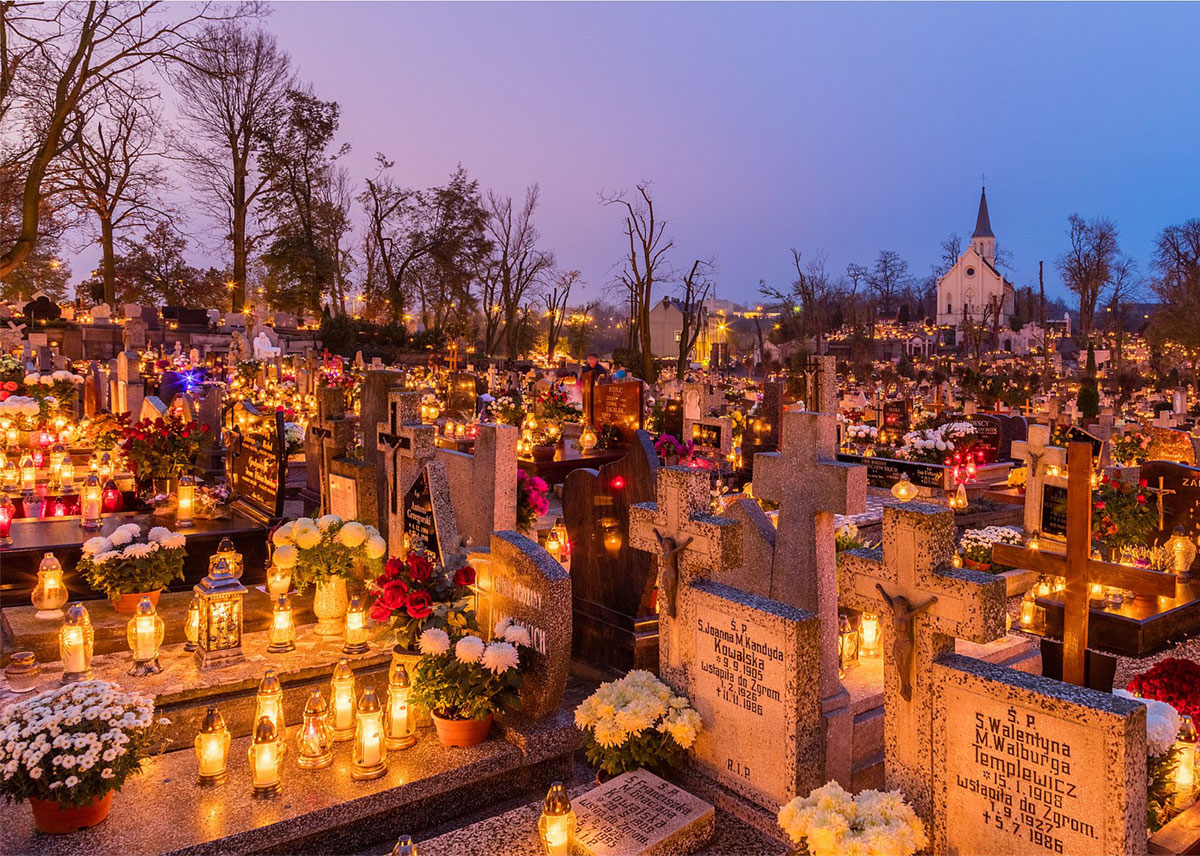 Celebración de Todos  los Santos, en el cementerio de la Santa Cruz Gniezno en Polonia. Foto: Wikimedia. 