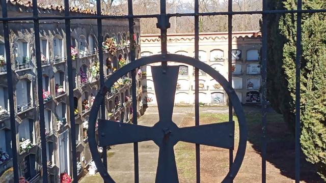 Cementerio parroquial en un pueblo de España