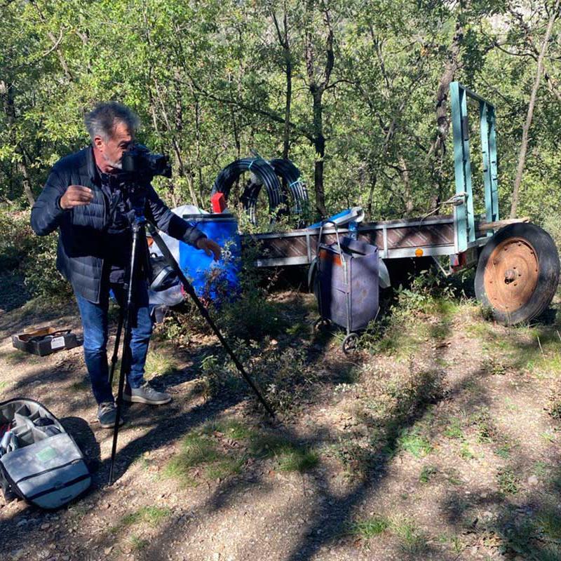 Fotograma EnTierraMe sin hormigón (2024), corto de Carles Mestres  la Asociación para el Enterramiento Natural