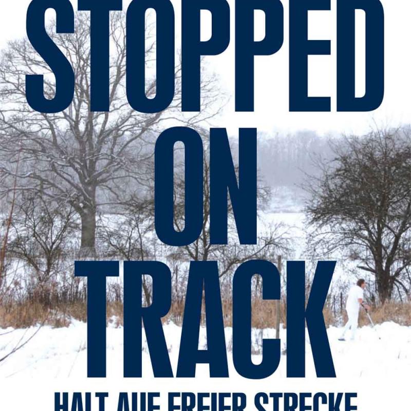 Cartel Stopped on track en inglés